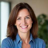 Portrait souriant du Dr. Claire Rousseau, femme d'une quarantaine d'années aux cheveux bruns, experte en TCC.