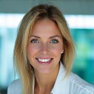 Portrait engageant du Dr. Sophie Martin, femme jeune aux cheveux blonds, experte en neuropsychologie.